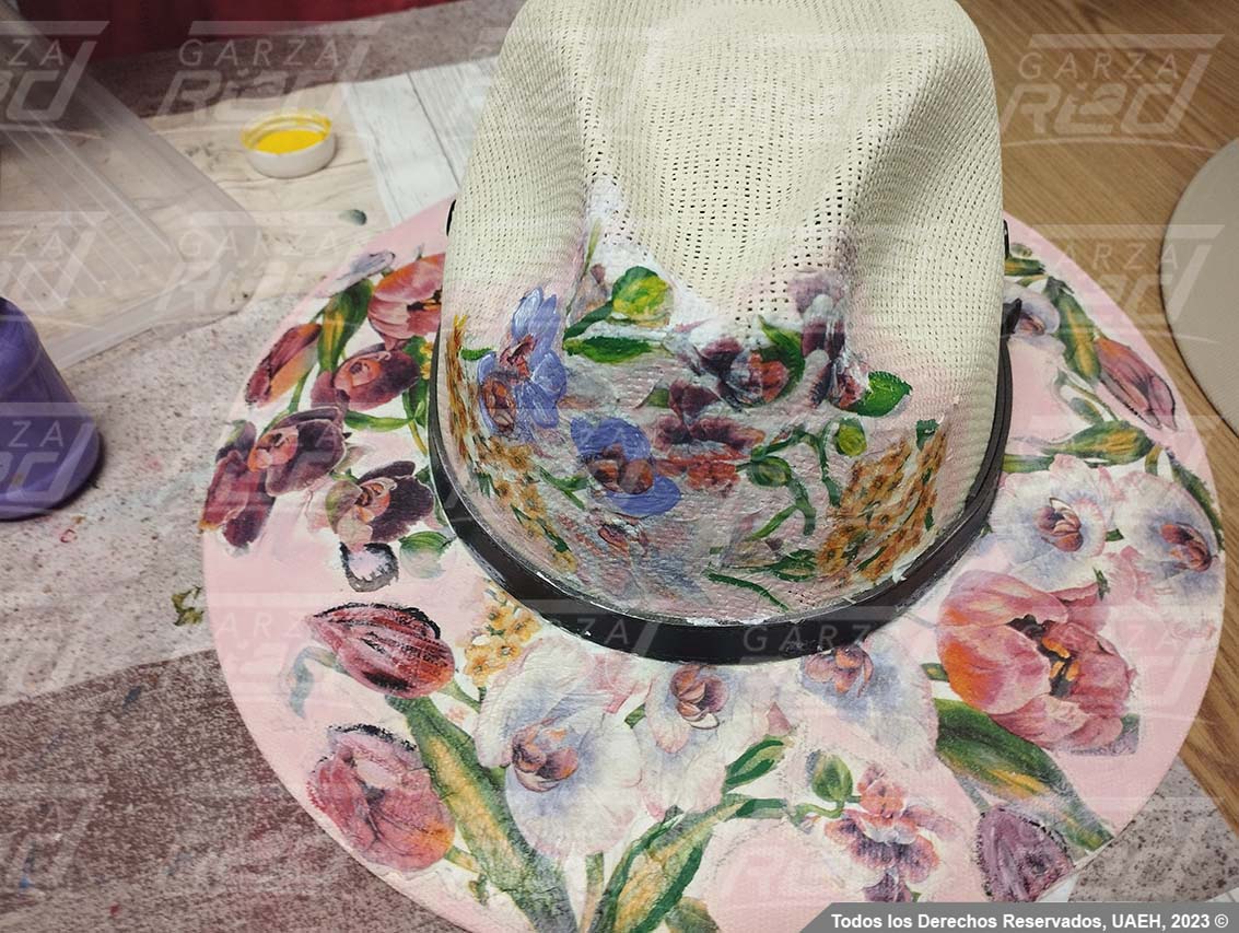 Taller de pintura en sombreros